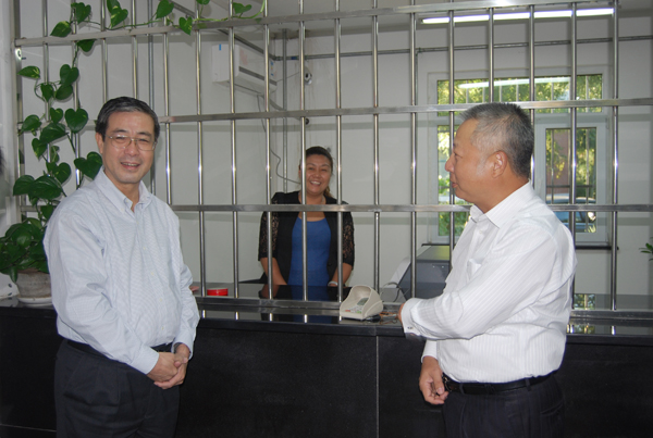 市委常委、常务副市长崔津渡到我行位于西青王姑娘庄村育水佳苑社区的金融自助服务站调研